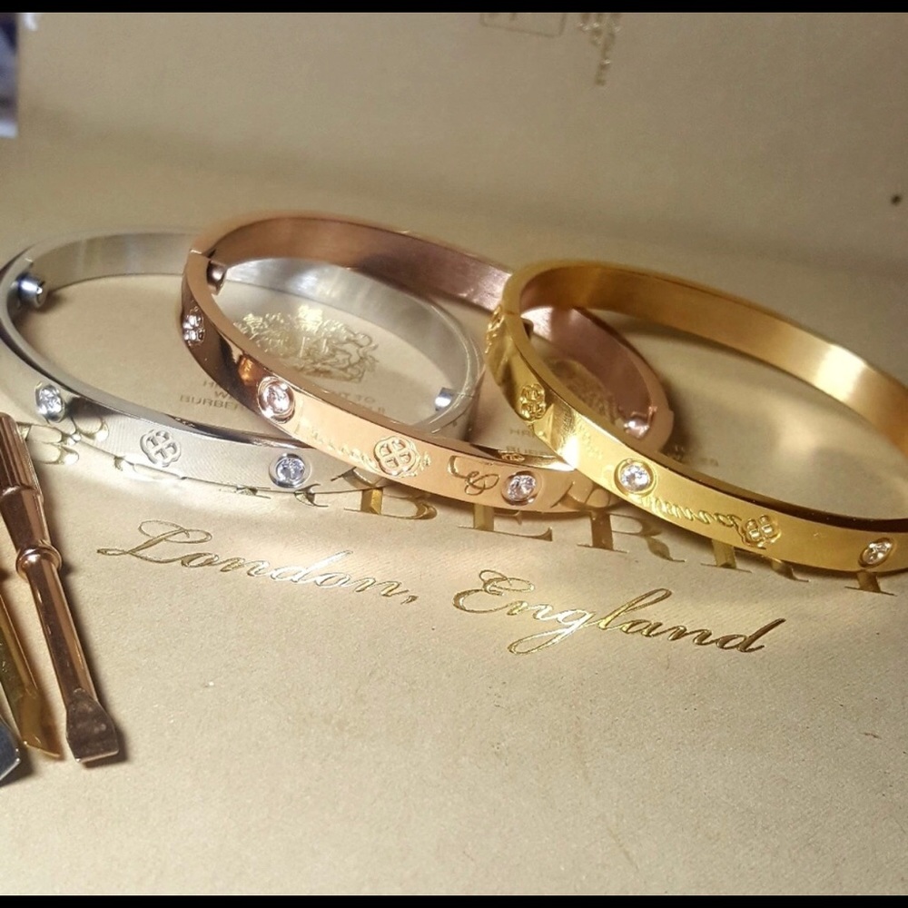 Bangle Bracelet-Screw Closure-Very Trendy! New!⭐️